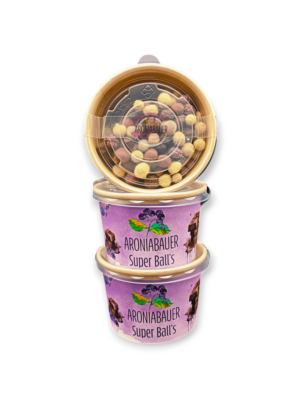 Mit den Superballs haben wir gemeinsam mit Schokolade Zotter einen köstlichen Snack kreiert. Getrocknete Aroniabeeren umhüllt von BIO Schokolade von Zotter.